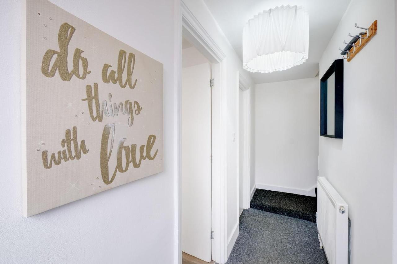 Appartement Chic 1Br House In Hounslow - 12 Mins From Heathrow Airport à Feltham Extérieur photo