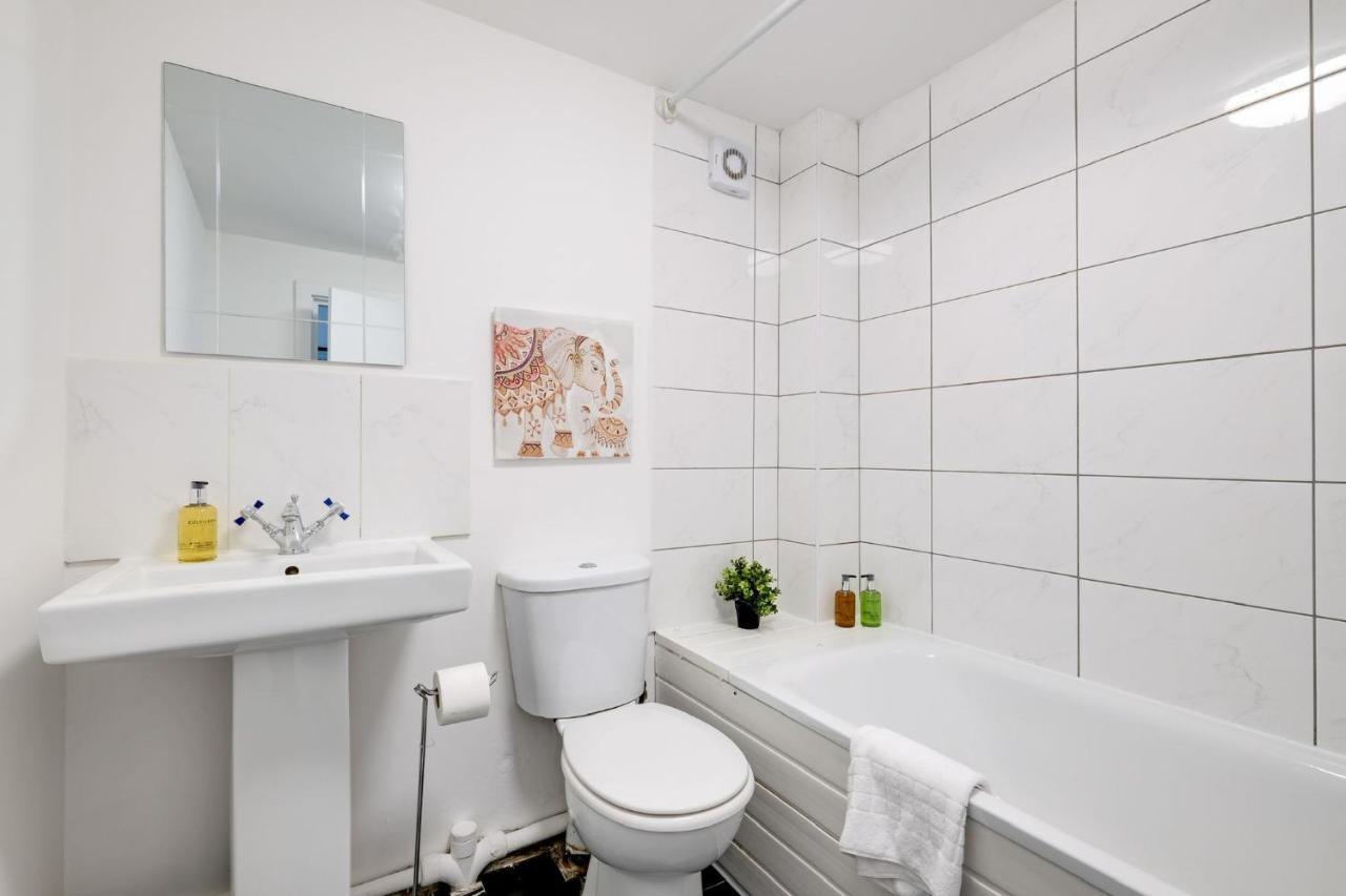 Appartement Chic 1Br House In Hounslow - 12 Mins From Heathrow Airport à Feltham Extérieur photo