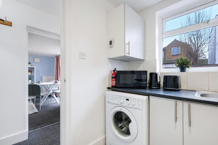 Appartement Chic 1Br House In Hounslow - 12 Mins From Heathrow Airport à Feltham Extérieur photo