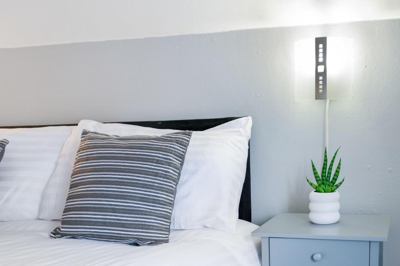 Appartement Chic 1Br House In Hounslow - 12 Mins From Heathrow Airport à Feltham Extérieur photo