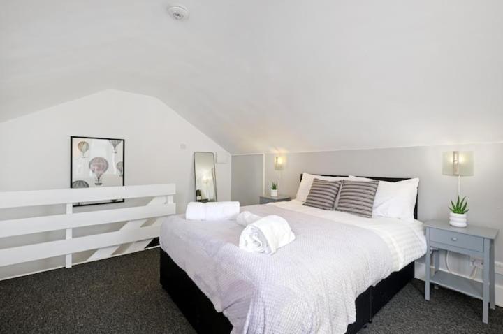 Appartement Chic 1Br House In Hounslow - 12 Mins From Heathrow Airport à Feltham Extérieur photo