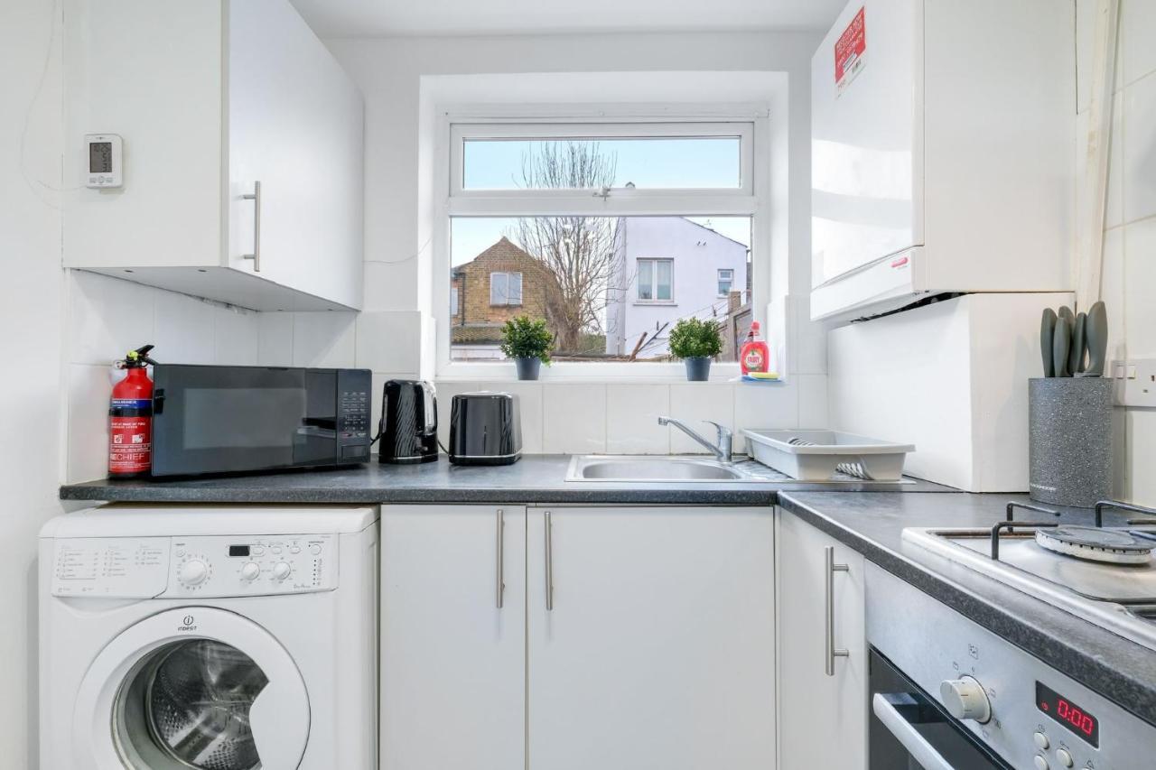 Appartement Chic 1Br House In Hounslow - 12 Mins From Heathrow Airport à Feltham Extérieur photo